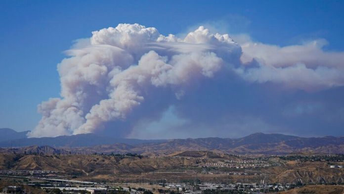 Massive Bush Fire Breaks Out in Southern California