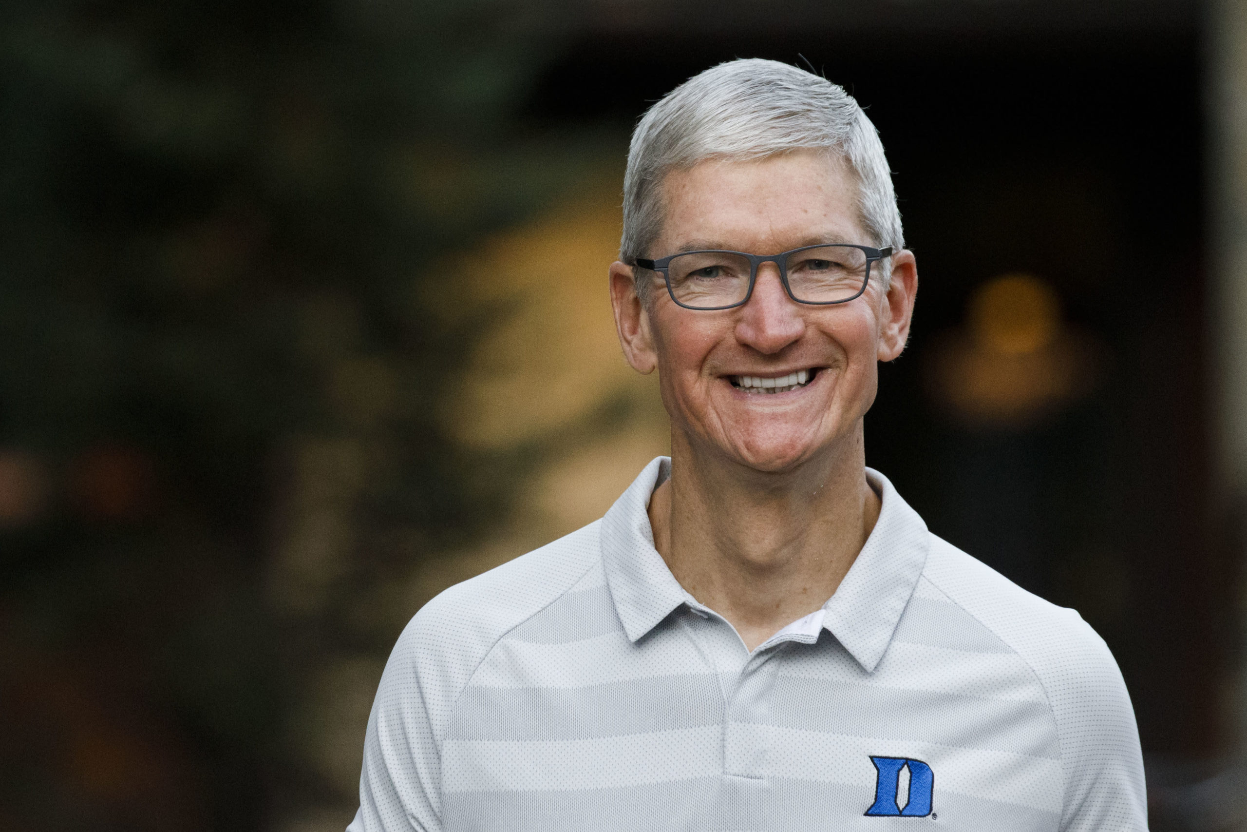 Apple chief executive receives 5M+ shares from Apple