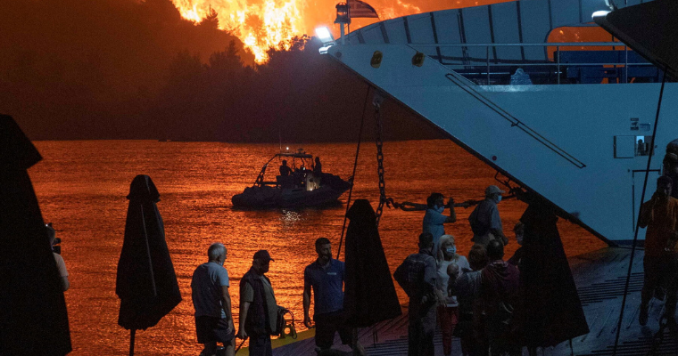Wildfire forces Evia island inhabitants to flee