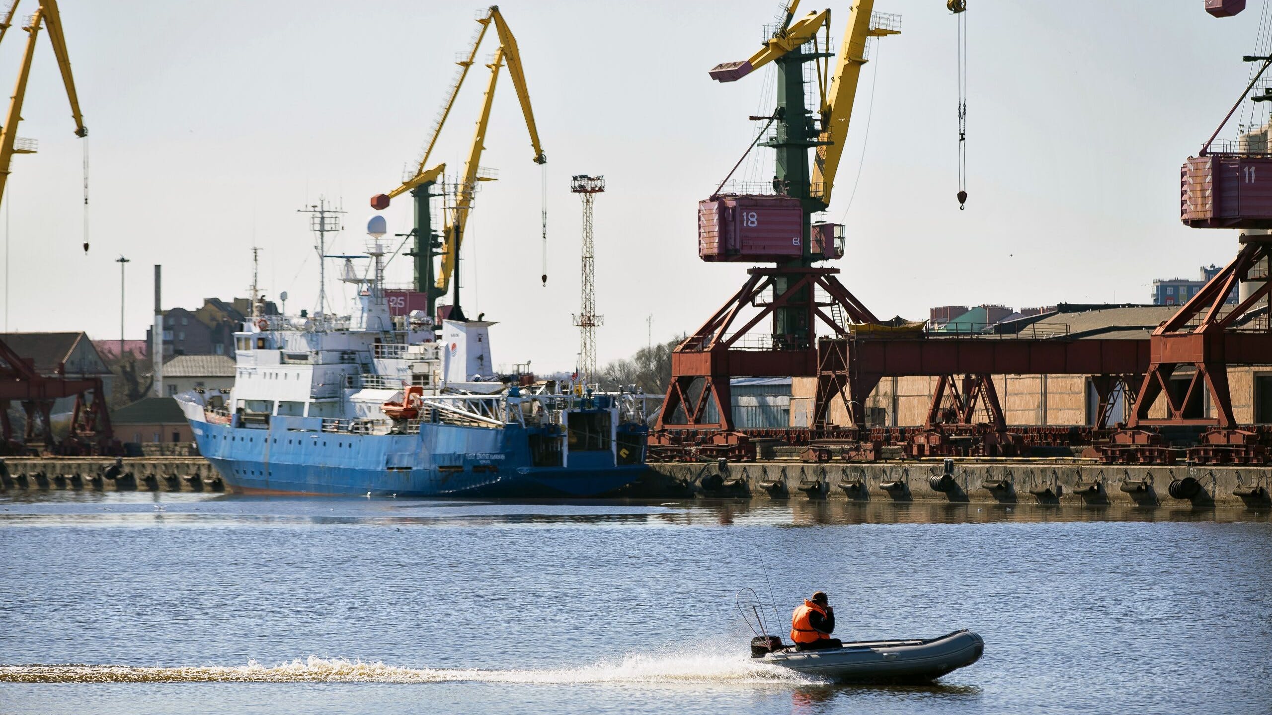 Russia threatens Lithuania for banning rail transfer