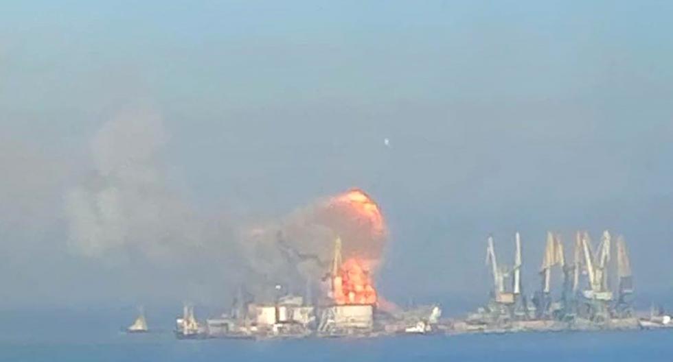 Moskva explodes and sinks in the Black Sea