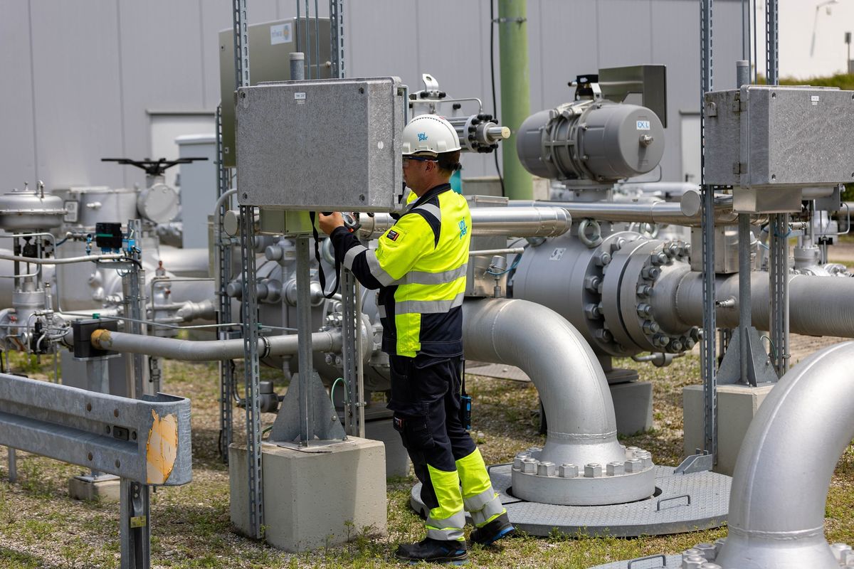 Gas war looms as Russia cuts supplies