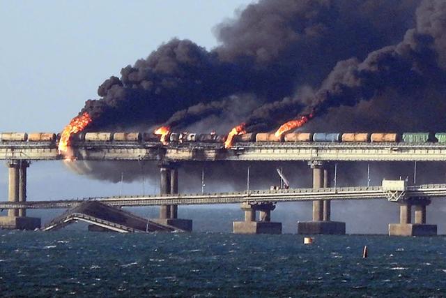 Lorry explosion kills three in Crimea bridge